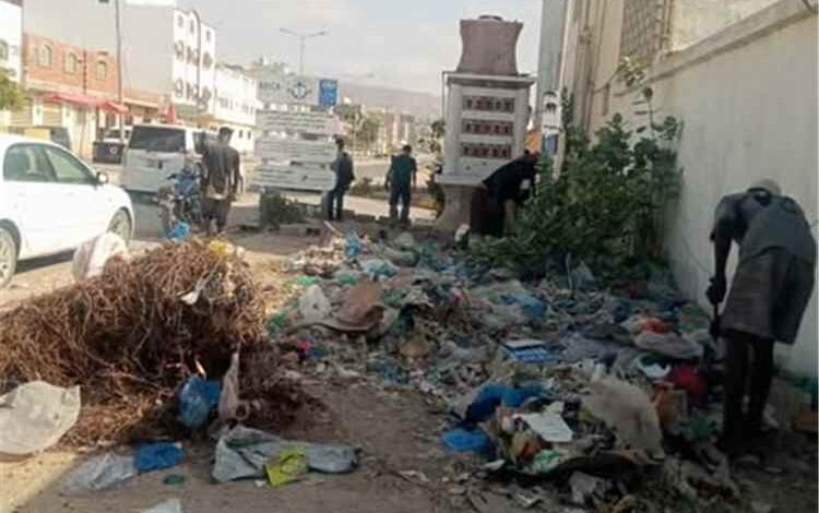 مشروع نظافة مديرية مدينة المكلا ينفذ حملة نظافة مكثفة في شارع المستقبل بمنطقة فوة