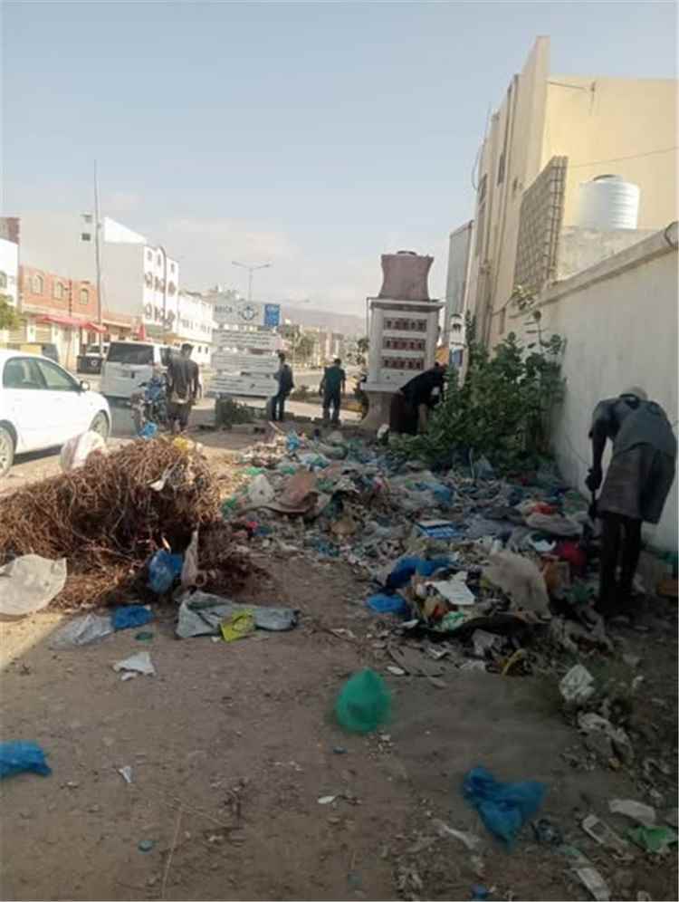 مشروع نظافة مديرية مدينة المكلا ينفذ حملة نظافة مكثفة في شارع المستقبل بمنطقة فوة