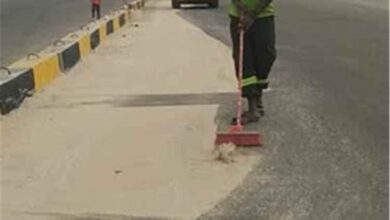 مشروع نظافة مديرية مدينة المكلا يواصل أعمال النظافة ورفع المخلفات في شارع الستين