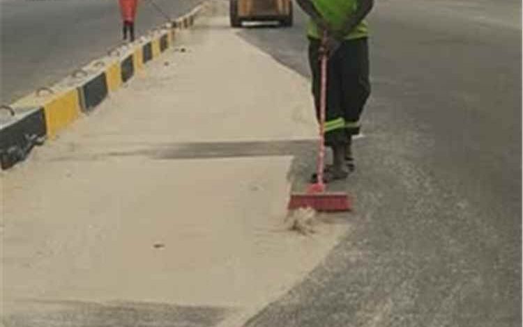 مشروع نظافة مديرية مدينة المكلا يواصل أعمال النظافة ورفع المخلفات في شارع الستين