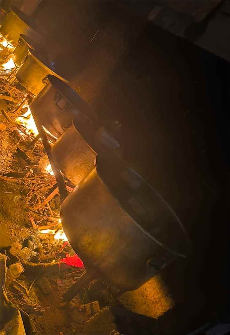 مطبخ أرحب يجهز 600 وجبة للنازحين من المخا وضواحيها