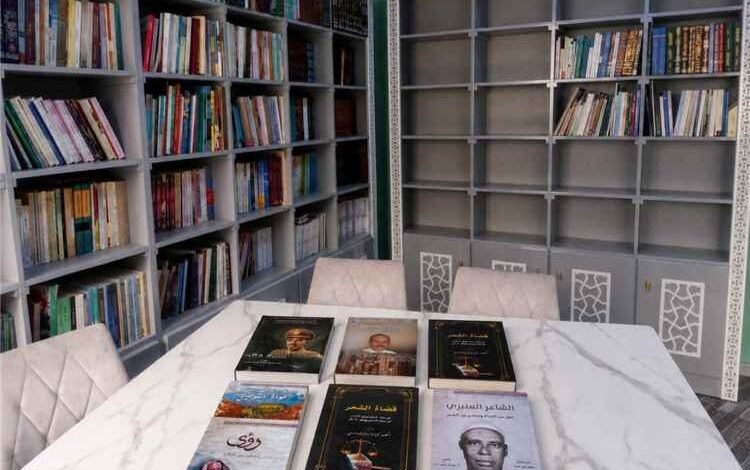 مكتب الثقافة بساحل حضرموت وفرعه بدوعن يهدون مكتبة «باحمدان» بجامعة القرآن بدوعن مجموعة قيمة من الكتب