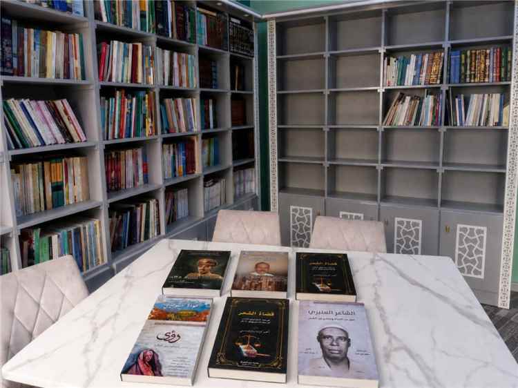 مكتب الثقافة بساحل حضرموت وفرعه بدوعن يهدون مكتبة «باحمدان» بجامعة القرآن بدوعن مجموعة قيمة من الكتب