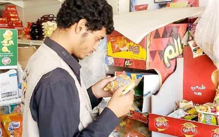 مكتب الصناعة والتجارة بمأرب يضبط كميات من المنتجات الاستهلاكية المنتهية الصلاحية