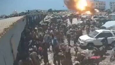 مليشيا الحوثي تستهدف بالصواريخ سوقا شعبيا بمديرية المضاربة ورأس العارة قرب باب المندب