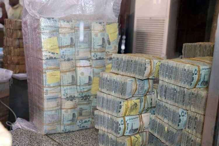 مليشيا الحوثي تصادر أكثر من 60 مليار ريال من أوراق العملة الجديدة بالساحل الغربي