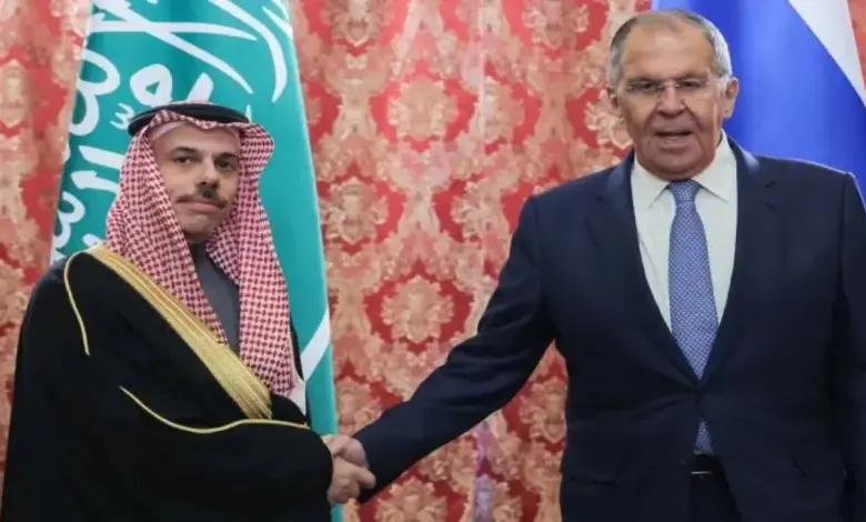 من موسكو | وزير الخارجية السعودي يُوجه تحذيراً ناهياً للحوثيين : (فتحتم على أنفسكم باباً لا تحتملونه).. وموسكو تدين الهجمات الإرهابية