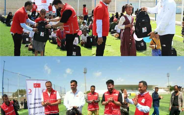 منتدى الإغاثة والبناء يوزع 200 حقيبة مدرسية على الأيتام والنازحين في عدن
