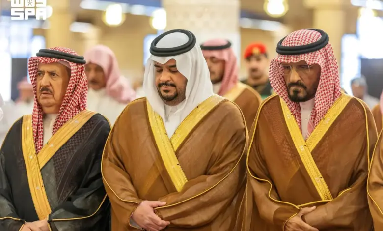 نائب أمير الرياض يؤدي صلاة الميت على الأمير عبدالعزيز بن سعود بن ناصر