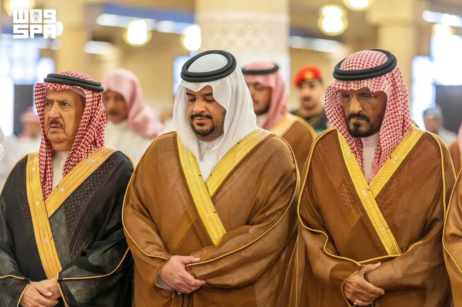 نائب أمير الرياض يؤدي صلاة الميت على الأمير عبدالعزيز بن سعود بن ناصر