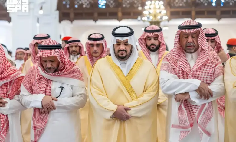نائب أمير الرياض يؤدي صلاة الميت على الأمير عبدالله بن إبراهيم آل سعود