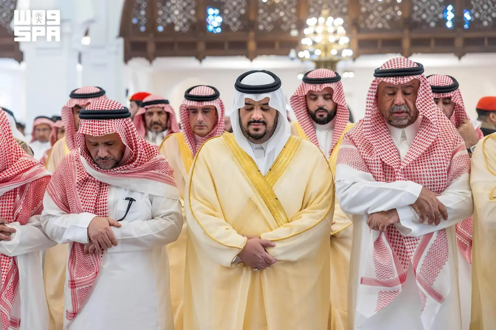 نائب أمير الرياض يؤدي صلاة الميت على الأمير عبدالله بن إبراهيم آل سعود