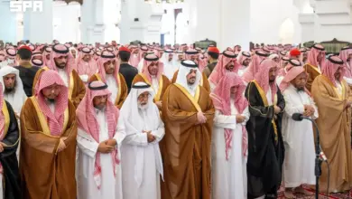 نائب أمير الرياض يؤدي صلاة الميت على الشيخ سعد آل فريان