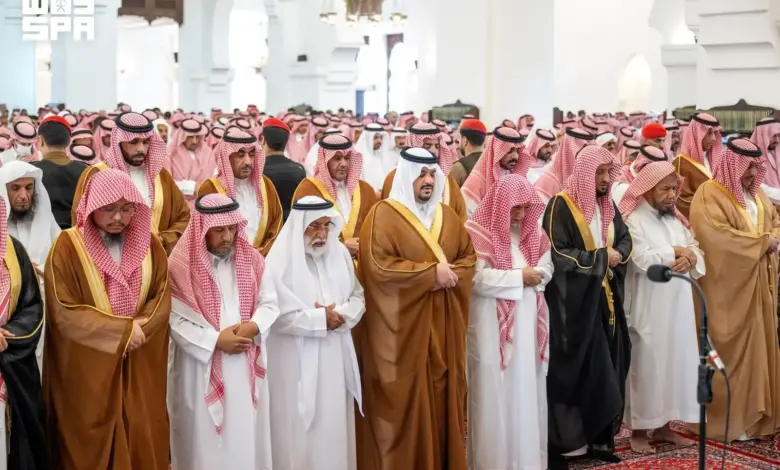 نائب أمير الرياض يؤدي صلاة الميت على الشيخ سعد آل فريان