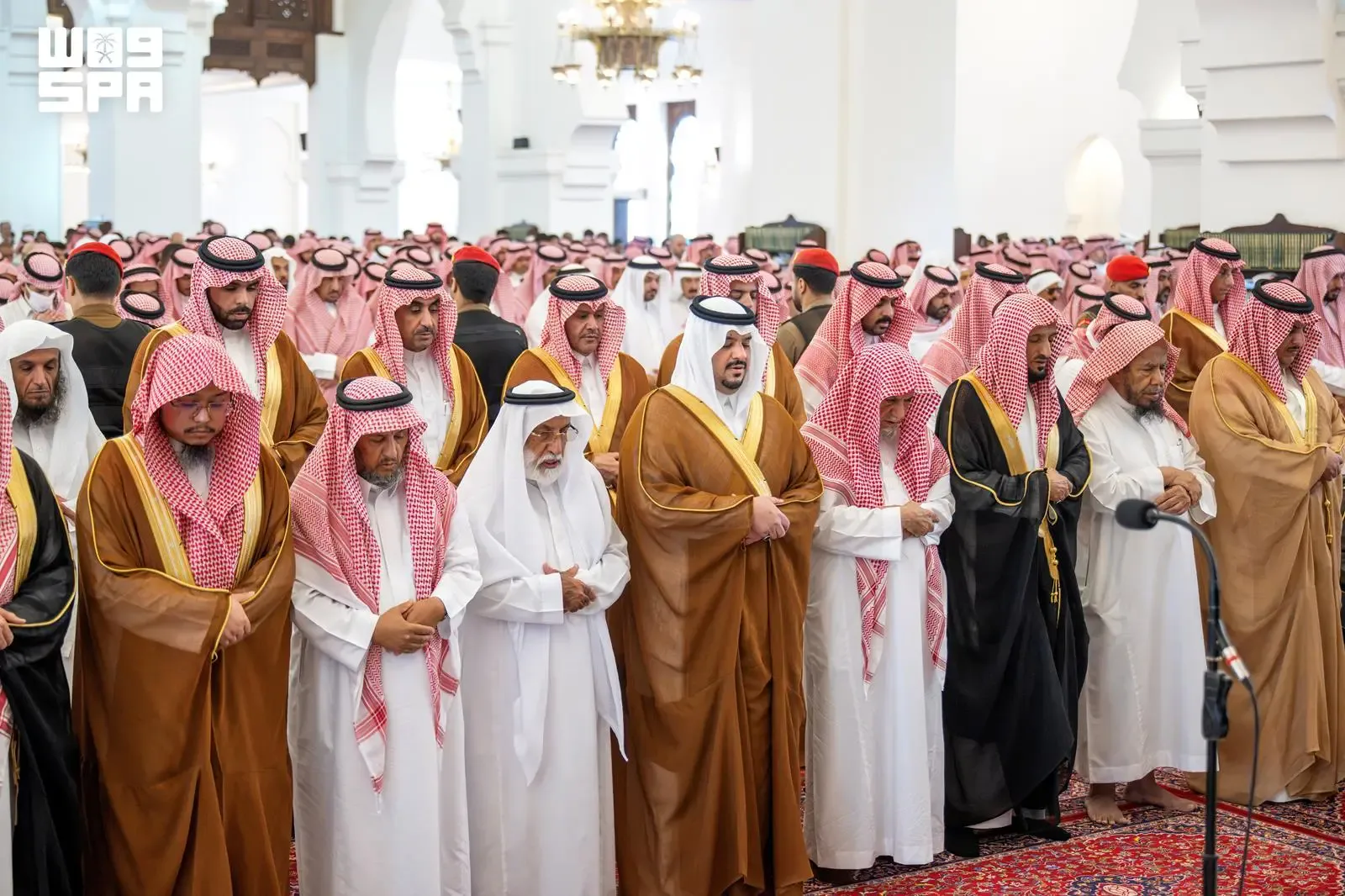 نائب أمير الرياض يؤدي صلاة الميت على الشيخ سعد آل فريان