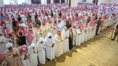 نائب أمير الرياض يؤدي صلاة الميت على نايف الدويش في جامع الراجحي