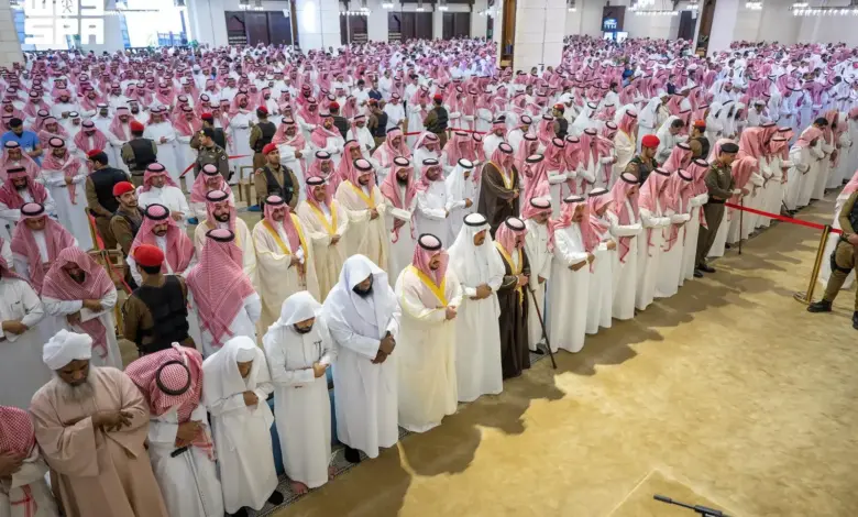نائب أمير الرياض يؤدي صلاة الميت على نايف الدويش في جامع الراجحي