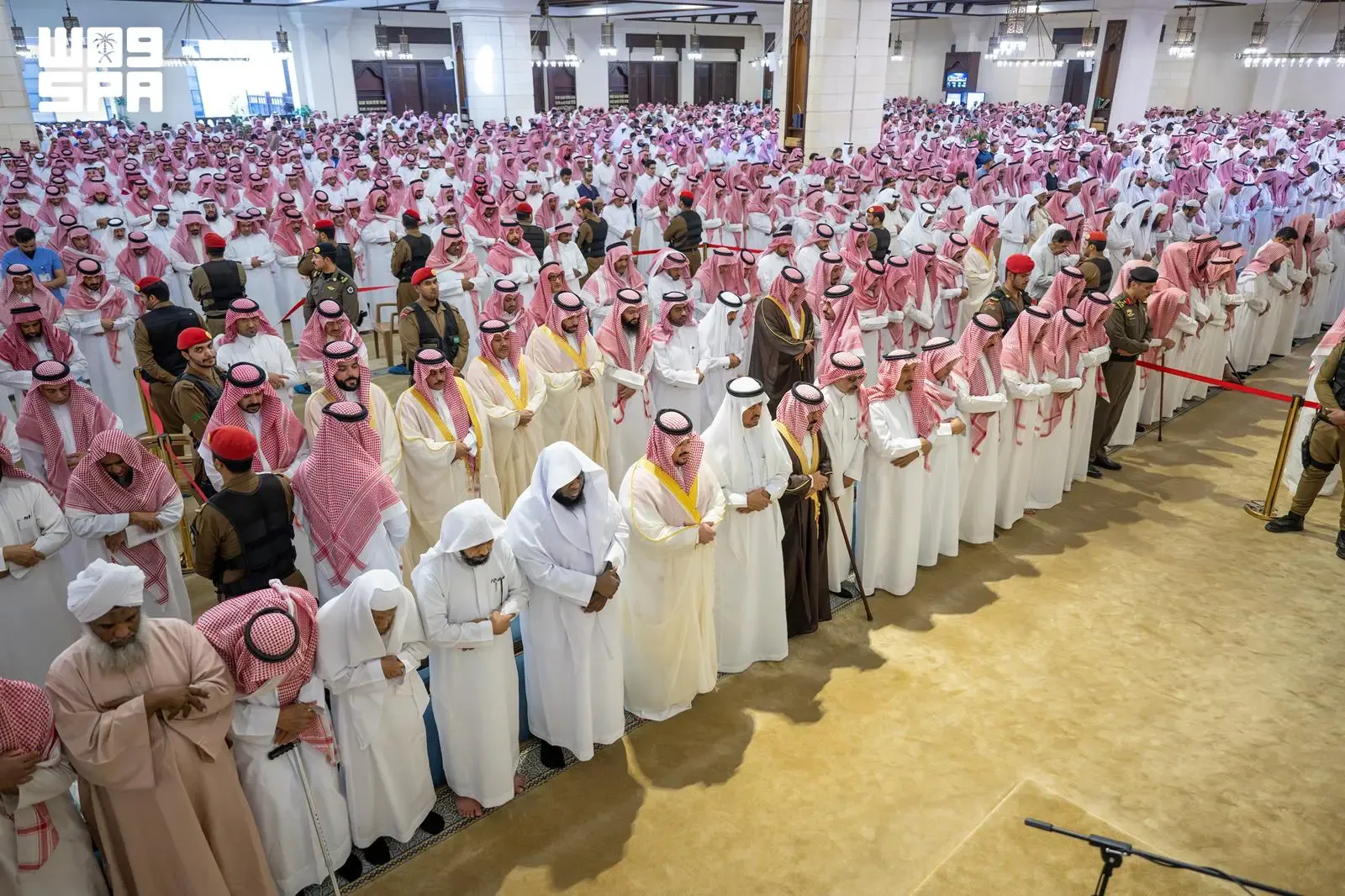 نائب أمير الرياض يؤدي صلاة الميت على نايف الدويش في جامع الراجحي
