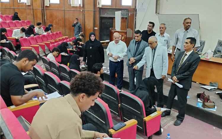 نائب رئيس جامعة عدن يتفقد سير امتحانات المفاضلة بكلية الحقوق