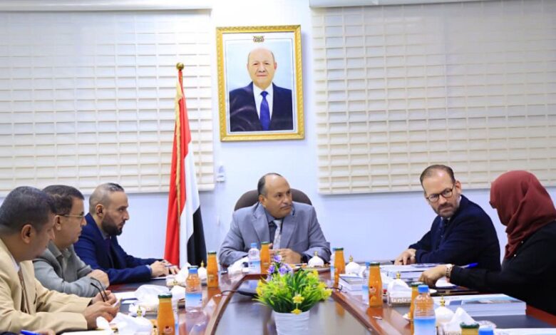 نائب وزير الصناعة يبحث مع المستشار الاقتصادي للمبعوث الأممي تعزيز الاستقرار والتعافي الاقتصادي