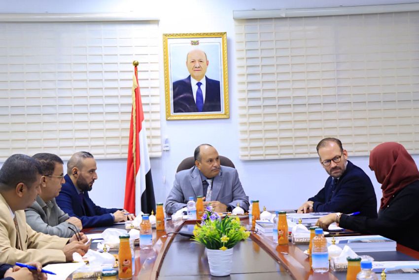 نائب وزير الصناعة يبحث مع المستشار الاقتصادي للمبعوث الأممي تعزيز الاستقرار والتعافي الاقتصادي