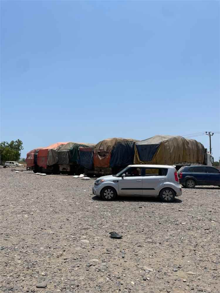 نيابة الصناعة والتجارة بعدن تحقق في شحنة أسمدة منتهية الصلاحية
