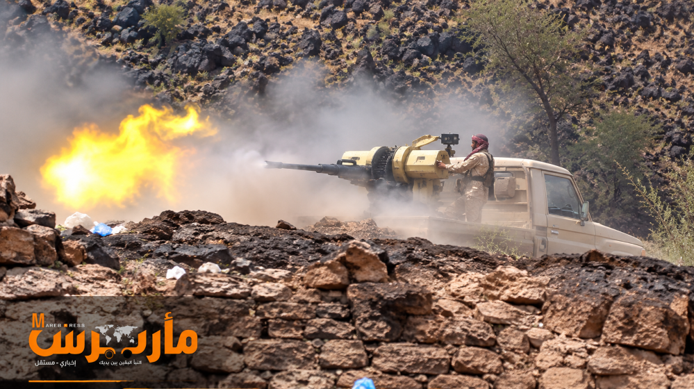هجوم مضاد يقلب المعركة غربي تعز.. الجيش يستعيد تبة الخزان ويكبّد الحوثيين خسائر كبيرة