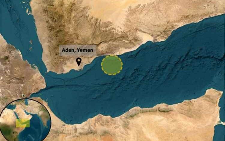 هيئة بريطانية: زورق صغير يحاول اعتراض ناقلة نفط شرق عدن