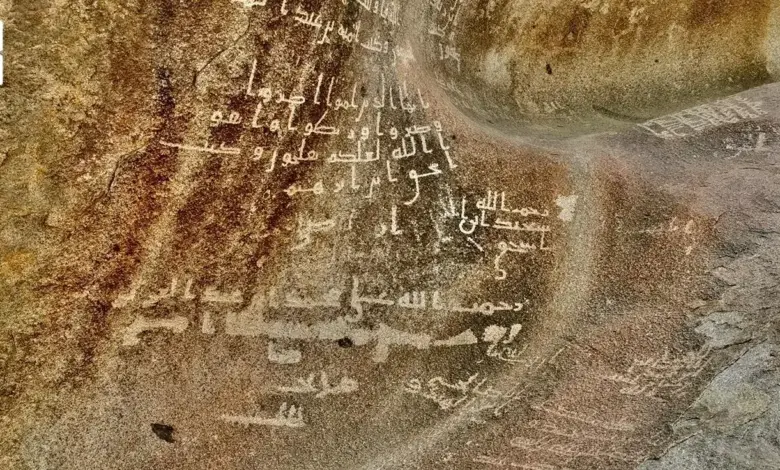 وادي العسيلة شمال مكة يحتضن 60 نقشاً إسلامياً تعود للقرن الأول الهجري