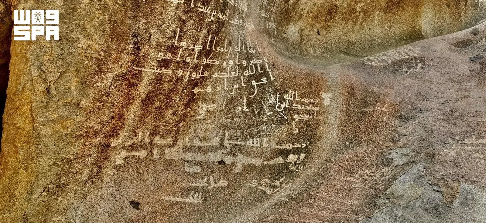 وادي العسيلة شمال مكة يحتضن 60 نقشاً إسلامياً تعود للقرن الأول الهجري