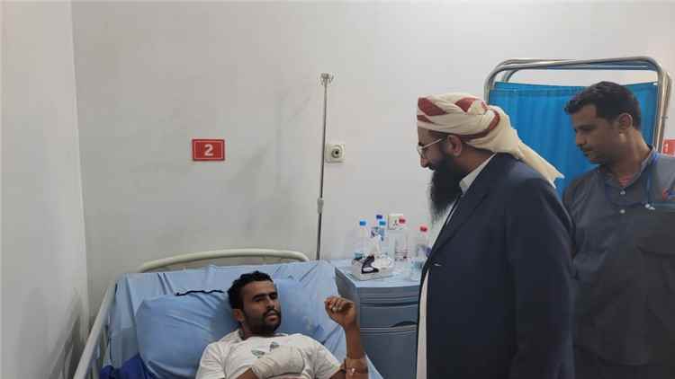 وزير الأوقاف والإرشاد يتفقد جرحى موظفي الأوقاف والقوات المسلحة في عدن