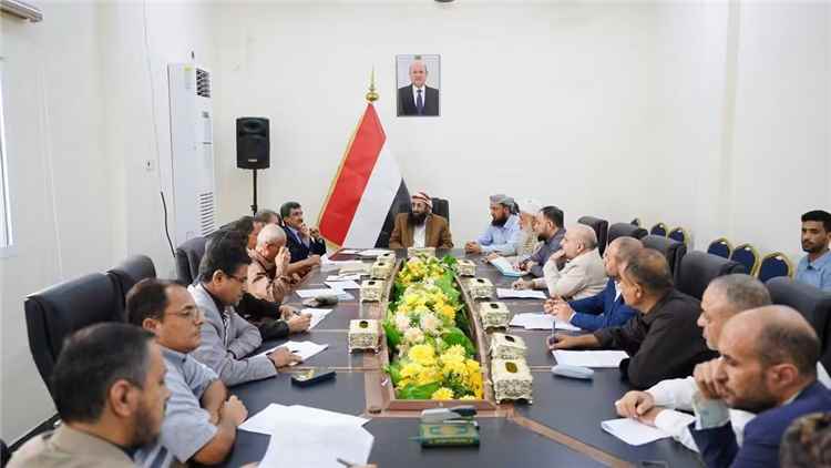 وزير الأوقاف والإرشاد يستقبل وفد الأمانة العامة لمجلس الوزراء ويبحث معه الأداء العام والمتطلبات القانونية والمالية للوزارة