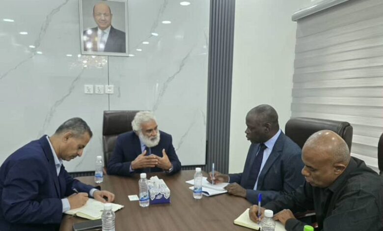 وزير التخطيط يبحث مع الصليب الأحمر والأوتشا تعزيز الاستجابة الإنسانية
