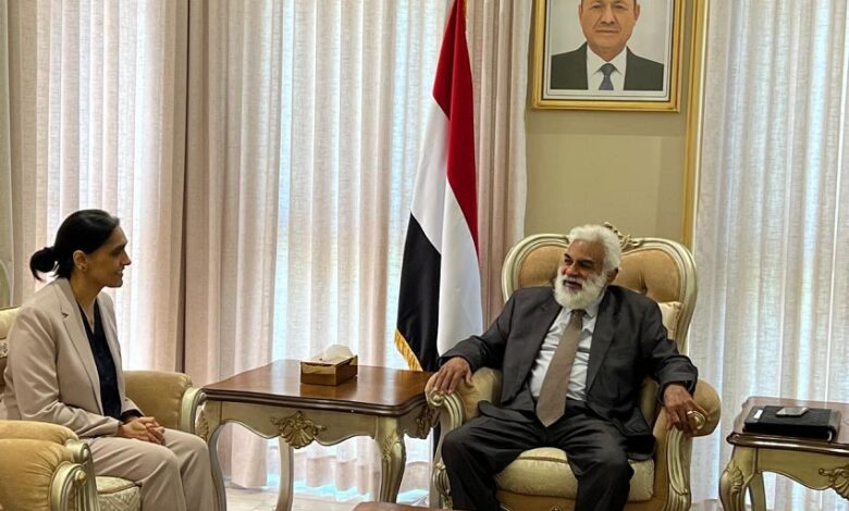 وزير التخطيط يلتقي السفيرة البريطانية