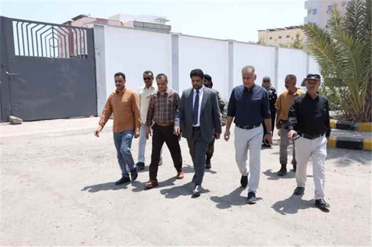 وزير التعليم الفني والتدريب المهني يتفقد مكتب عدن ويطلع على سير العمل وأوضاع القطاع