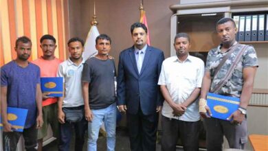 وزير التعليم الفني والتدريب المهني يكرّم عمال صندوق النظافة والتحسين تقديرًا لجهودهم في معالجة طفح الصرف الصحي بجوار ديوان الوزارة