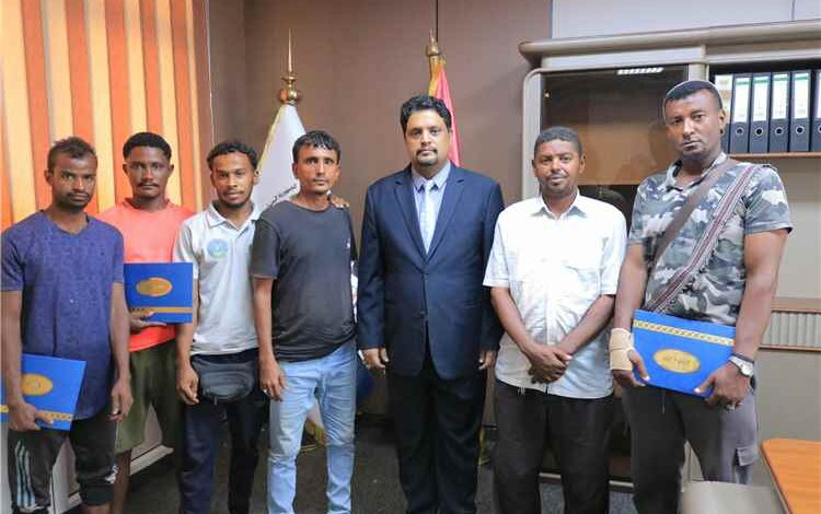 وزير التعليم الفني والتدريب المهني يكرّم عمال صندوق النظافة والتحسين تقديرًا لجهودهم في معالجة طفح الصرف الصحي بجوار ديوان الوزارة