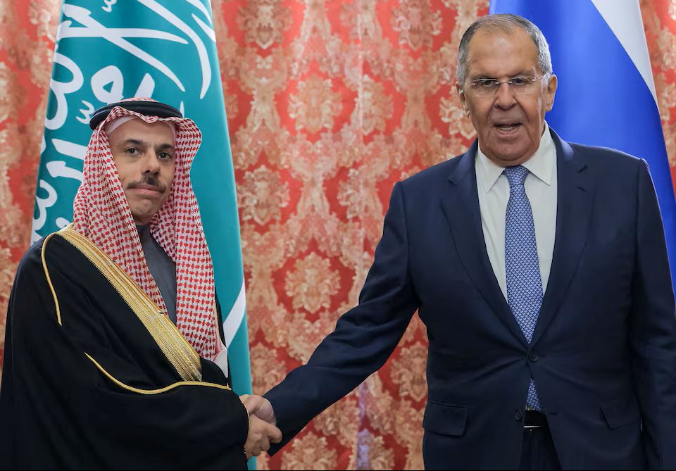 وزير الخارجية الروسي يفاجئ الحوثيين بتحذير صريح: هجمات السعودية «سترتد عليكم» وتهدد الاقتصاد العالمي