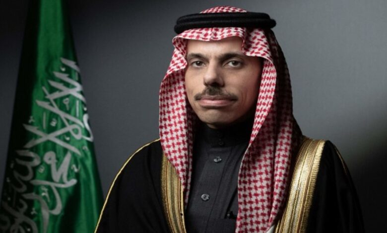 وزير الخارجية ونظيره اليوناني يبحثان العلاقات الثنائية والمستجدات المشتركة