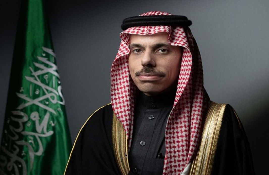 وزير الخارجية ونظيره اليوناني يبحثان العلاقات الثنائية والمستجدات المشتركة