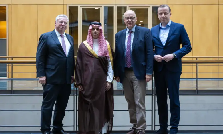 وزير الخارجية يبحث التعاون مع البرلمان الألماني ببرلين