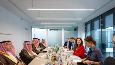 وزير الخارجية يبحث في برلين تعزيز الشراكة الاقتصادية والطاقة مع ألمانيا