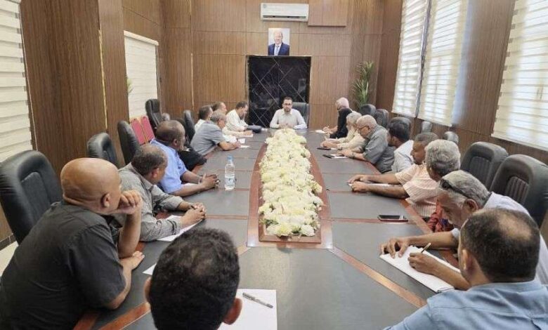 وزير الخدمة المدنية يترأس اجتماعاً موسعاً لمناقشة حزمة من الإنجازات والخطط التطويرية بالوزارة
