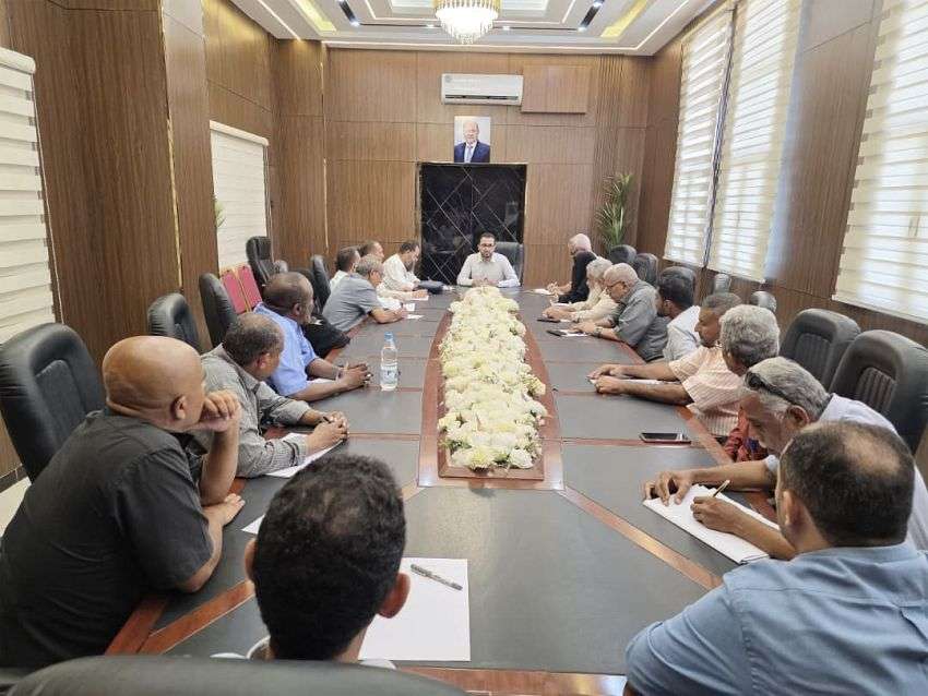 وزير الخدمة المدنية يترأس اجتماعاً موسعاً لمناقشة حزمة من الإنجازات والخطط التطويرية بالوزارة