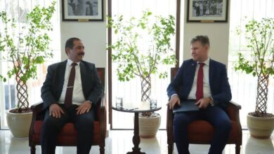وزير الداخلية يبحث مع السفارة الأمريكية تعزيز الدعم الأمني لليمن ومواجهة تهديدات الحوثيين
