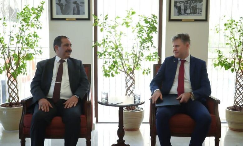 وزير الداخلية يبحث مع السفارة الأمريكية تعزيز الدعم الأمني لليمن ومواجهة تهديدات الحوثيين