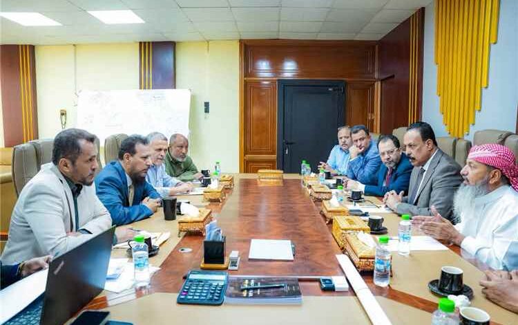 وزير الدولة محافظ العاصمة عدن يناقش مع وزيري الأشغال والكهرباء تسريع تنفيذ عدد من مشاريع الطرق والخدمات المرتبطة بها