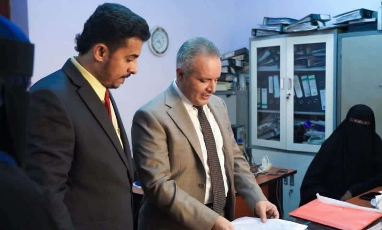 وزير الشؤون الاجتماعية والعمل يتفقد عمل مكتب الشؤون الاجتماعية والعمل ويشيد بأداء مكتب الوزارة بعدن ويؤكد أهمية تعزيز خدماته للمواطنين.