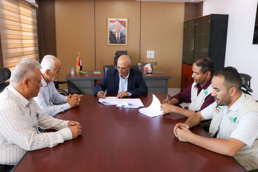 وزير المياه يوقّع مشروعًا لتعزيز مياه الشرب في لحج وحضرموت بتمويل كويتي