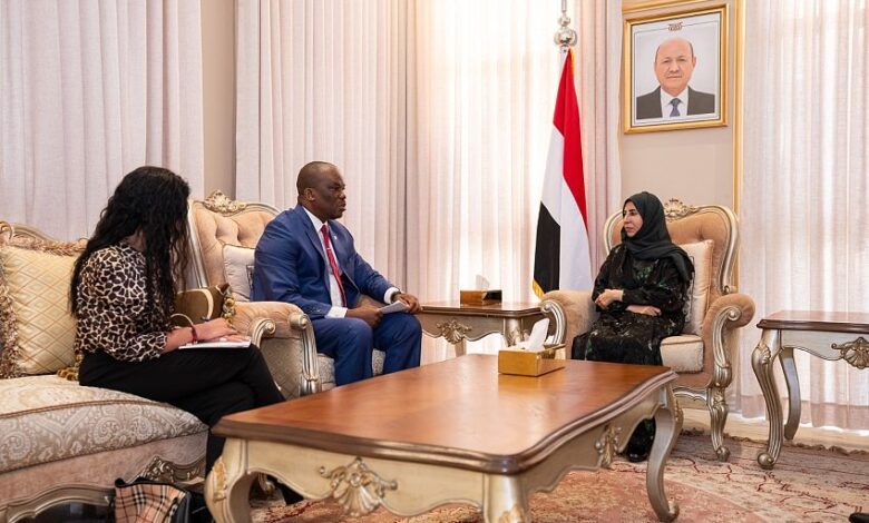 وزيرة الخارجية تبحث مع سفير جنوب أفريقيا تعزيز العلاقات الثنائية والقضايا ذات الاهتمام المشترك.